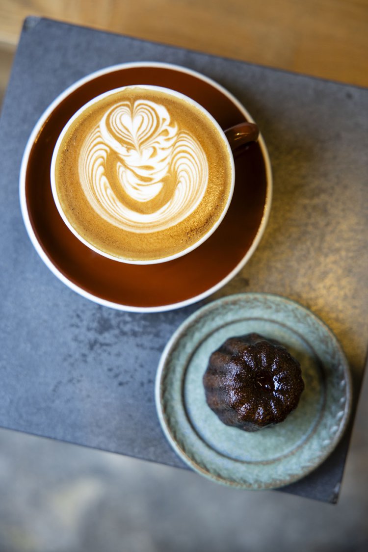 深煎りブレンドのカフェラテ600円。カヌレ350円～ともよく合う。