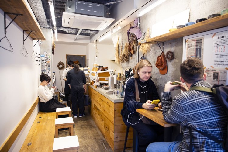 コンクリートと木材が調和したカジュアルな雰囲気の店内。