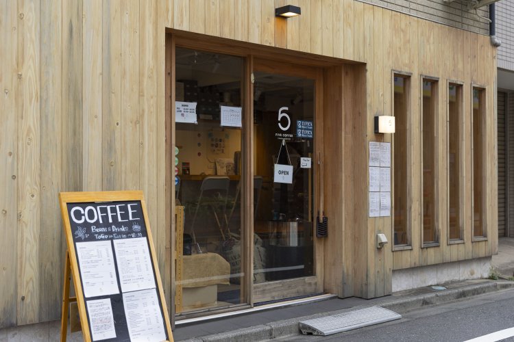 通りになじむスタイリッシュな店構え。