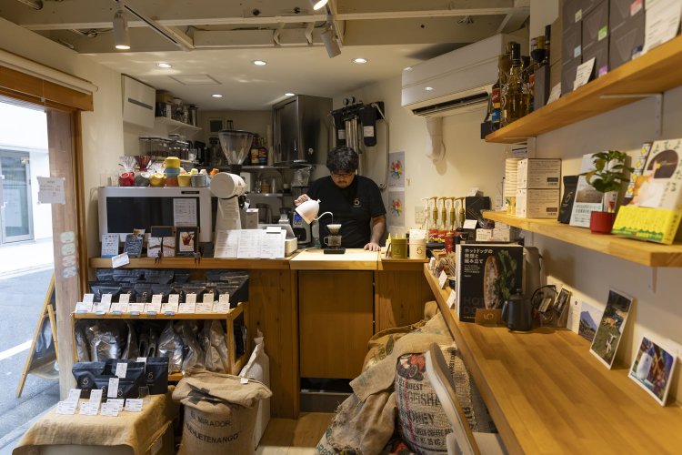 静かな裏通りにある小さな店を梅澤さんがひとりで切り盛りしている。