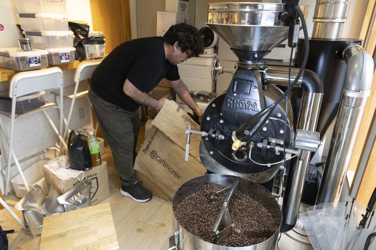 開店前は焙煎で忙しい。床には生豆の麻袋がずらりと並んでいた。