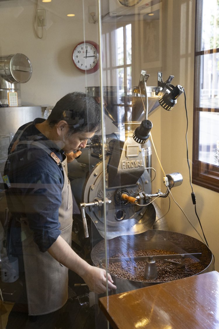 店奥には焙煎室が。手入れが行き届いたピカピカのフジローヤルは、なんと「25年前からのもの」。