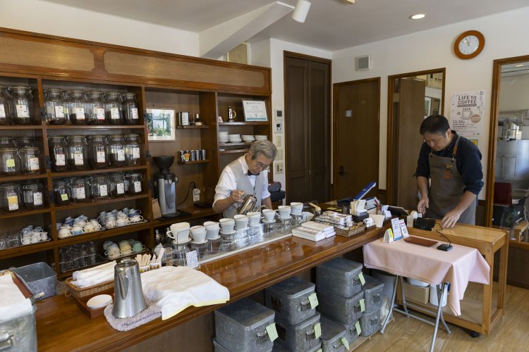 ドリッパーも焙煎豆の瓶もずらりと並ぶ。カウンターと客席との一体感がいい。