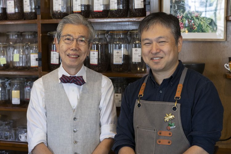 仲良し親子2代。店のファンにもうれしい限りだ。