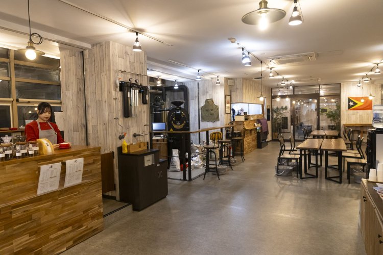 広くてゆったりとした店内。ガラス張りの奥の部屋は愛犬OKのスペースで、週末は特に人気だという。