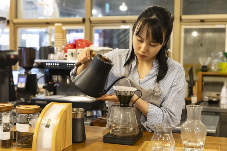 バリスタの山田さんがドリップ中。「最近参加した大会で気づいたことを生かして」若干攪拌（かくはん）気味に。