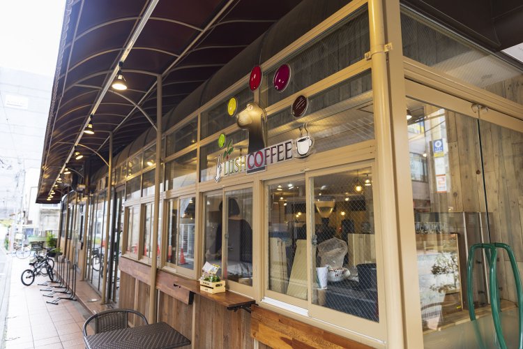 創業当初は路地沿いだけの小さな店だった。