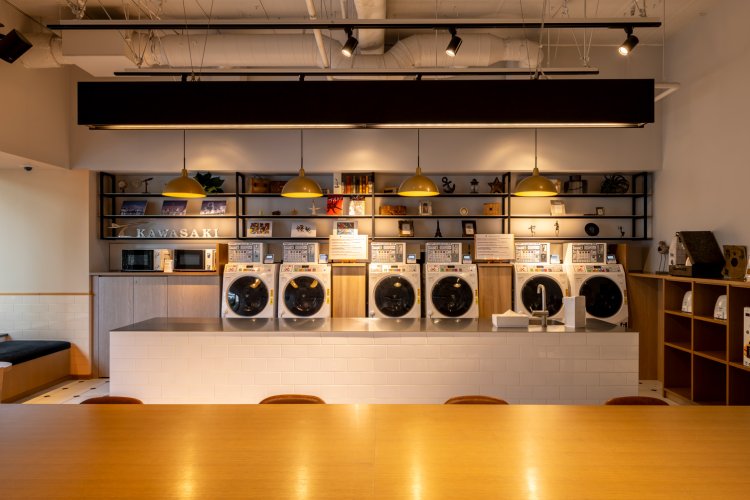 ランドリーラウンジに川崎ゆかりの装飾や『岡本太郎美術館』グッズを展示。