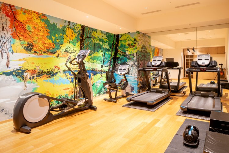 平川恒太『森の茶会－四季図』を壁紙にしたジム。