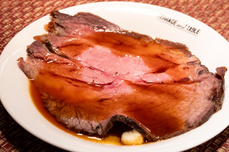 大きくカットしたローストビーフ。