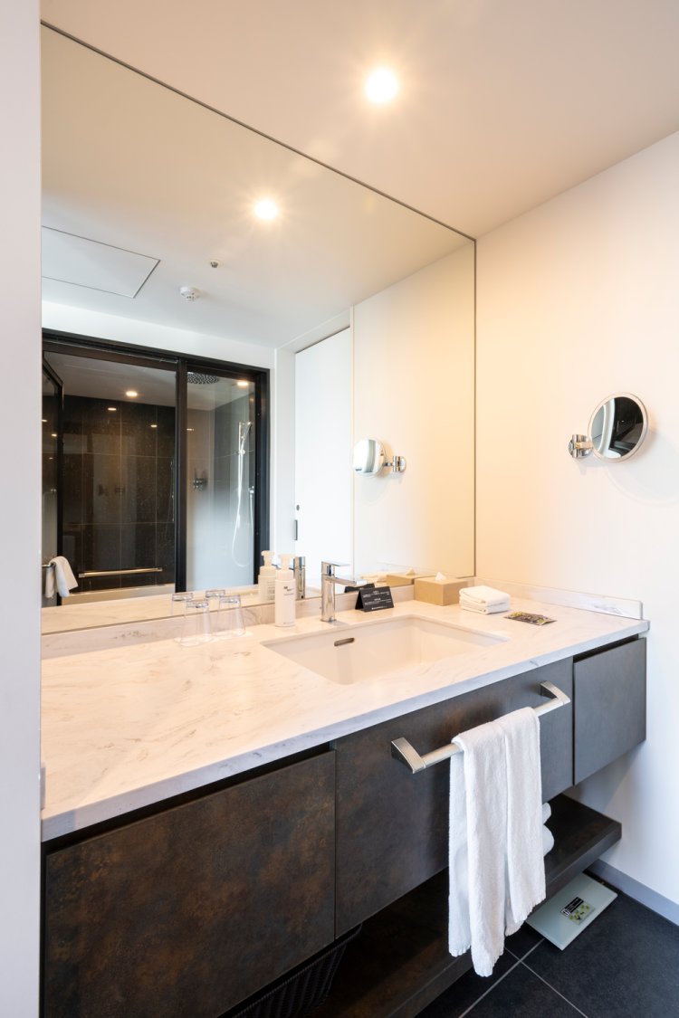 客室は洗面台付き。浴室には優しい雨のようなレインシャワーがある。