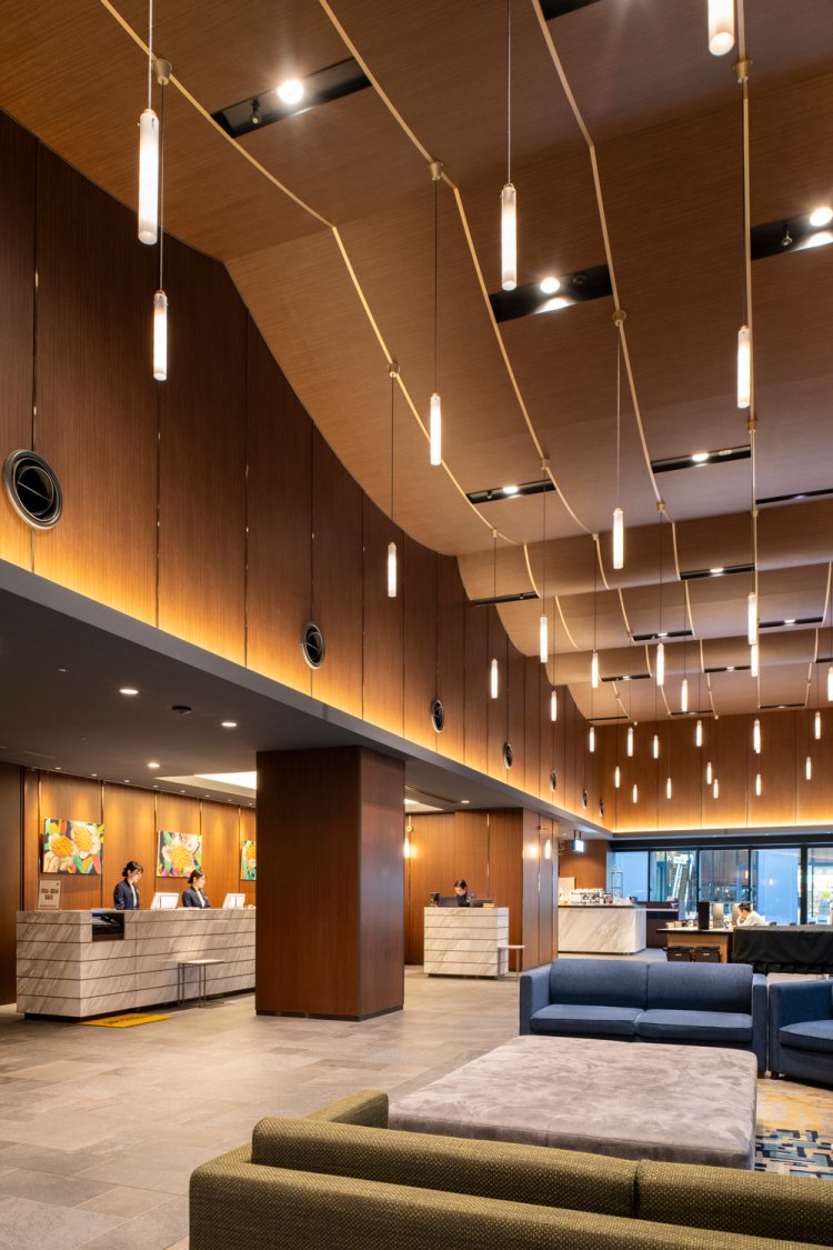 フロントのアートにも注目。ロビーにはグランドピアノが。