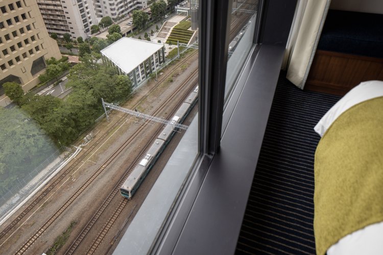 客室によっては窓から駅や線路を見下ろせるトレインビューを満喫できる（写真提供＝ホテルメトロポリタン 川崎）。