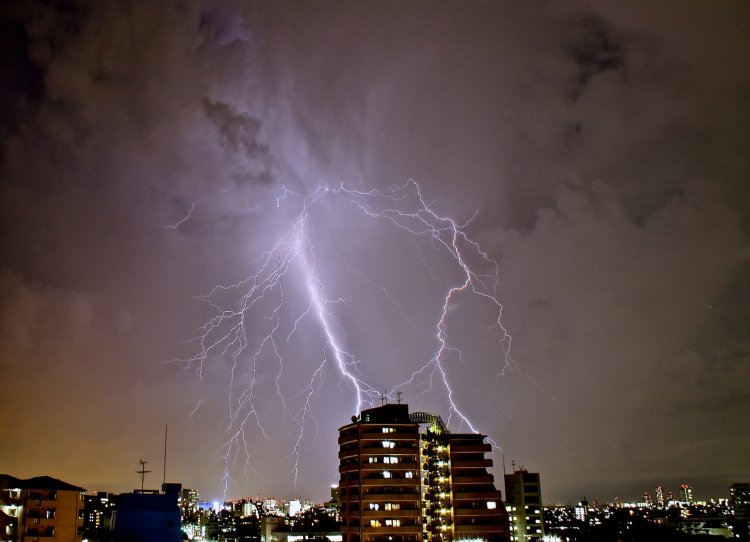 「春雷」という言葉があるように、暖かくなると大気の状態が不安定になり雷雲が発達する（画像＝写真AC）。