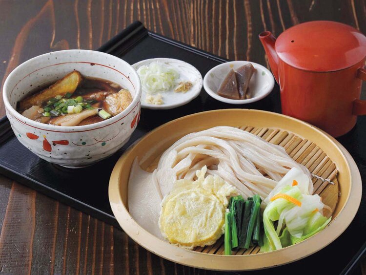 甘辛く仕上げた豚バラ肉は分厚くて柔らか。季節の天ぷらや小鉢が付くのもうれしい。