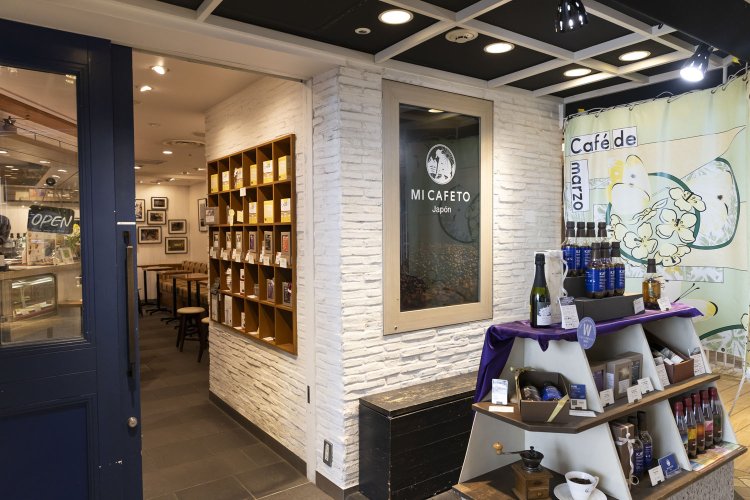 喫茶にも焙煎豆の購入にも便利な一軒。