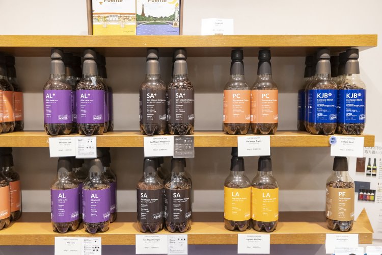 特殊なハイバリアペットボトルに封入された「コーヒーハンターズ」の焙煎豆各種。