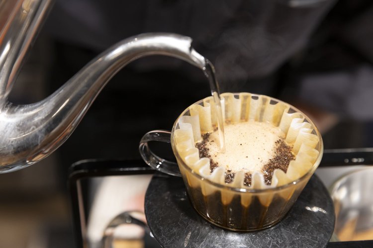 カリタのウェーブドリッパーで丁寧に抽出。