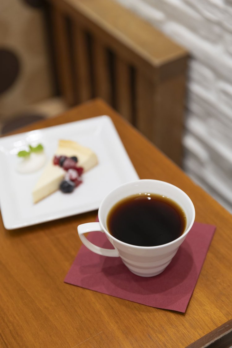 この店限定の吉祥寺ブレンド620円。チーズケーキとのセットは1300円。