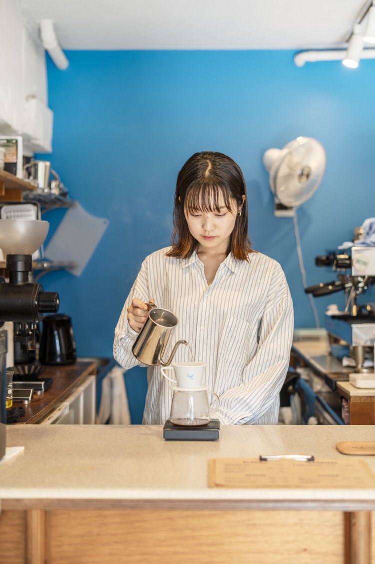 飲み比べ3種や2杯目100円オフのサービスもあり、お代わりを重ねたい。