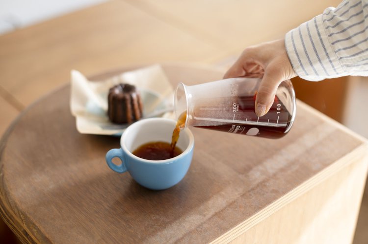 ガラスポットとカップで供されるハンドドリップコーヒーは600円、カヌレは400円。コーヒーはマグでの提供も可。