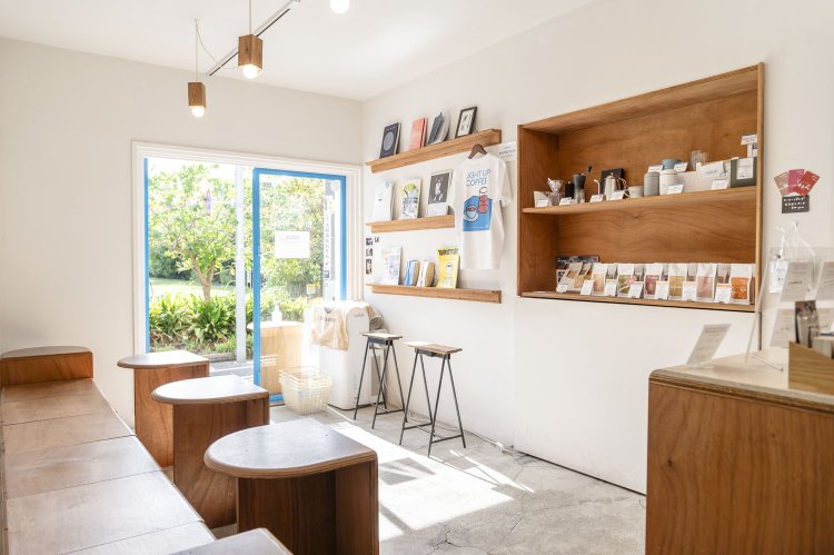 緑を目に憩える。奥には通りから死角になったおこもり席もあり。