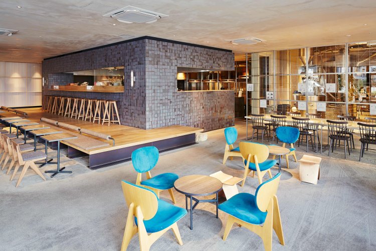 調布駅すぐの便利なカフェ。席数も多く、日中は常ににぎわっている。