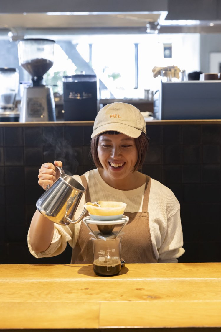 店舗スタッフが同社オリジナルのドリッパーで抽出。