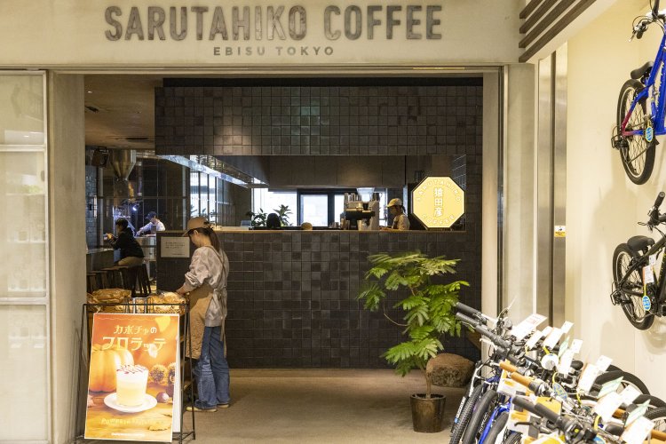 トリエ京王調布C館1階の最奥にある。