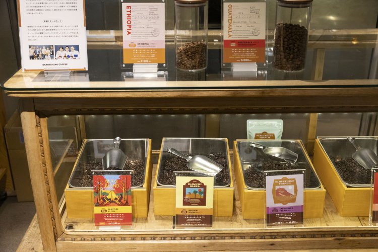 入り口脇のショーケースには販売用の焙煎豆が並ぶ。