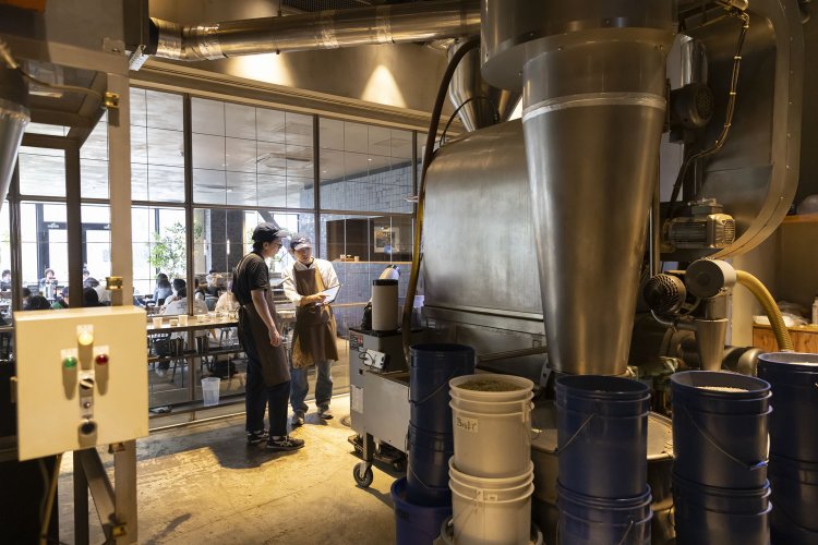 焙煎室のスケールに圧倒される。これを日常の風景として過ごす来店客がうらやましい。