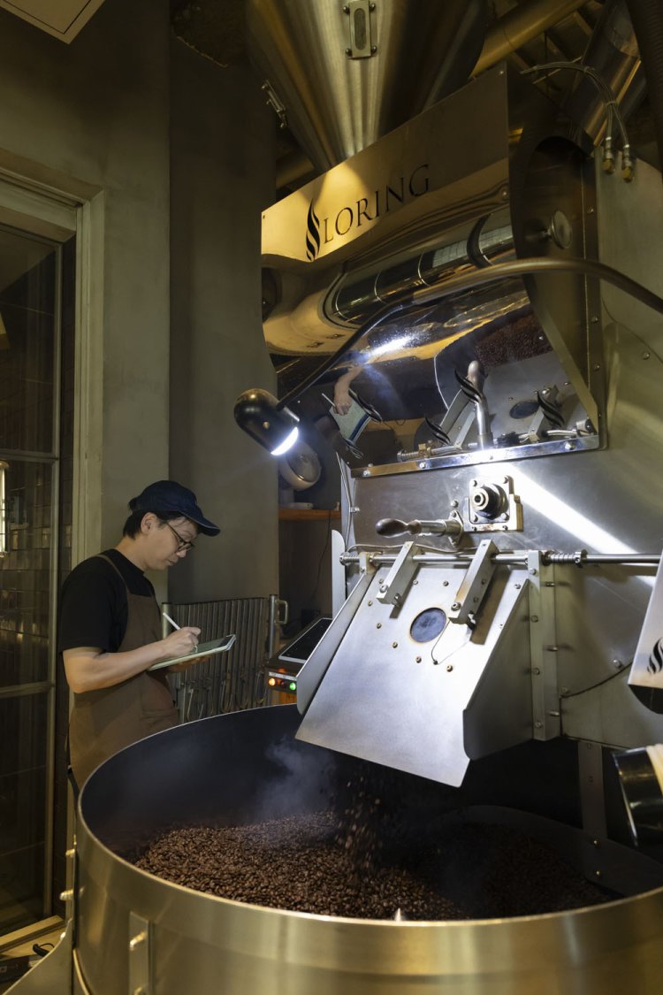 スタッフの背丈をはるかに超えるローリング70㎏釜で焙煎中。