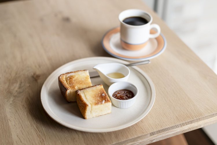 ホットコーヒー660円、16時までの『AOSAN』の角食トースト2ピース430円は売り切れ次第終了。