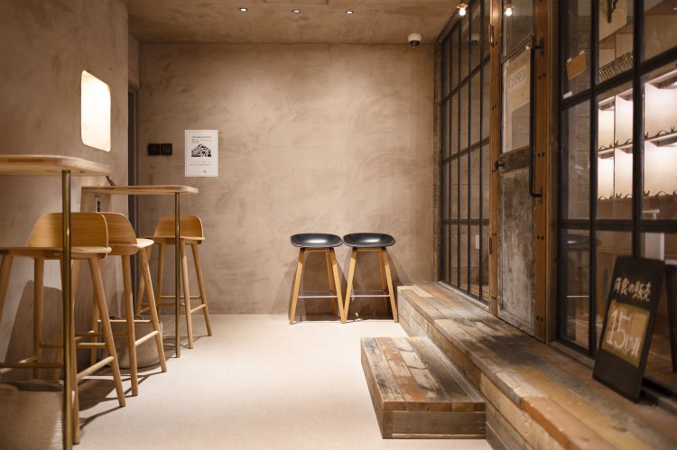 内装はどこも抑えた色調。トイレのサインボードには規格外の豆を圧縮した素材を用いる。