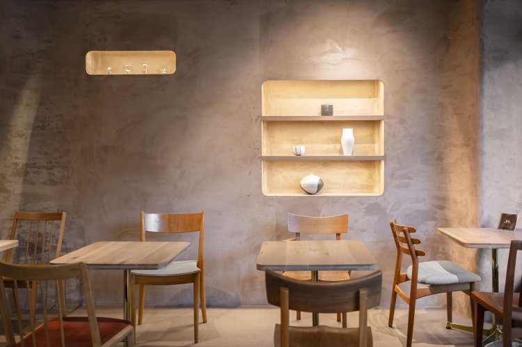 窓から光差すコーヒー色の店。落ち着く。