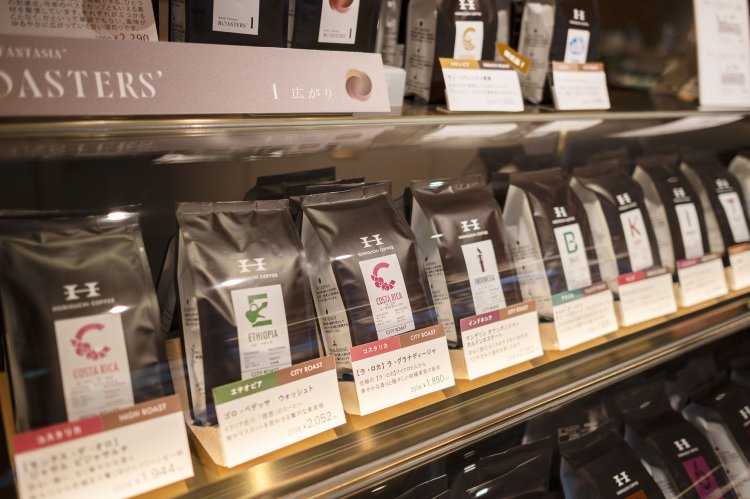 生産者から入荷したばかりのシングルオリジンが並ぶ。