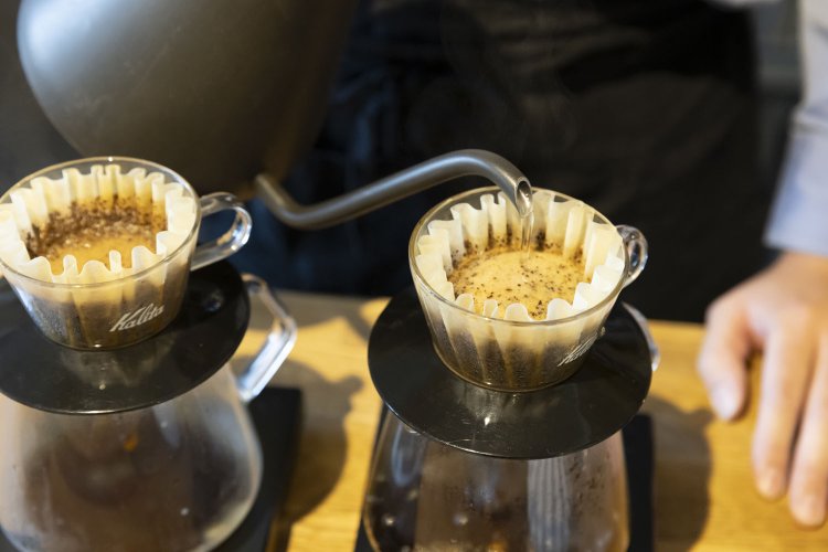 居合わせた皆が時を忘れて話す間にも、小井土さんは丁寧にドリップ。