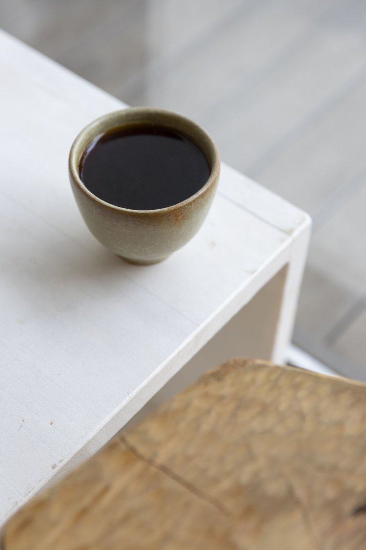 HARUSUKEは1杯530円。木の椅子は間伐されたお寺のヒノキ。