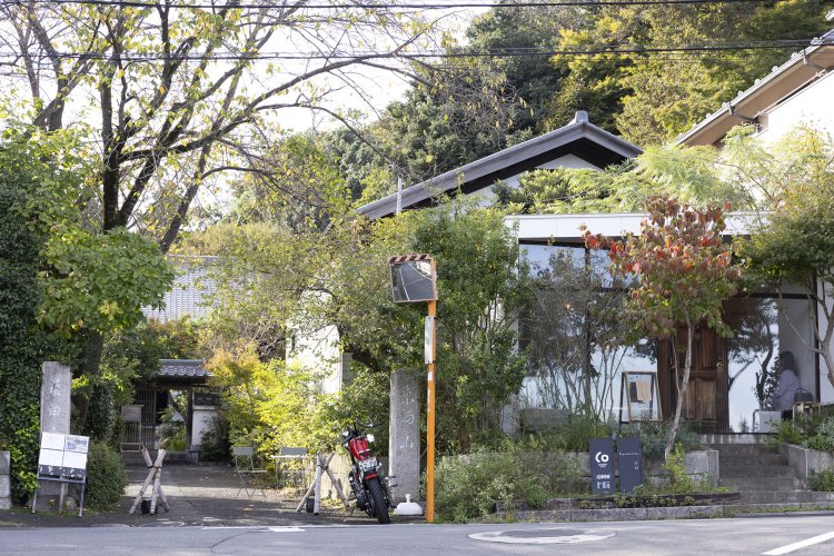 地域の名刹に隣接する、ちょっと意外なスペシャルティコーヒー店。