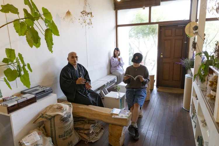 取材時はなじみ客が話に花を咲かせていた。通いのお坊さんがカフェにいるのもここならでは。