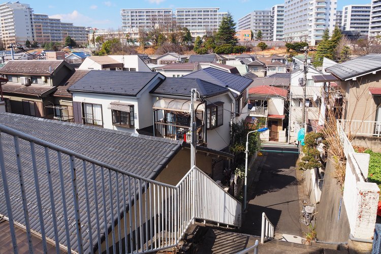 奥に見えているのは赤羽台とその上に広がる赤羽台団地。