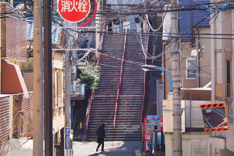 【東京街角クイズ】この写真、どこの階段でしょう？