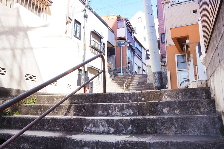 階段の途中で見上げると、少し進んだ先にさらに数段ある。