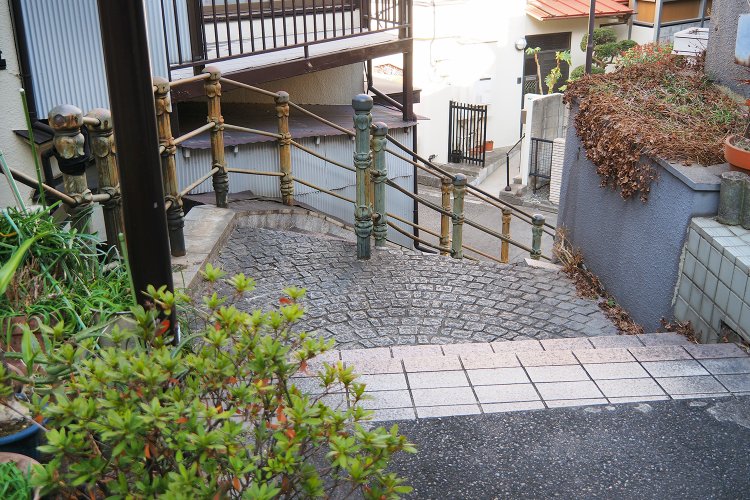 階段の上の石畳。