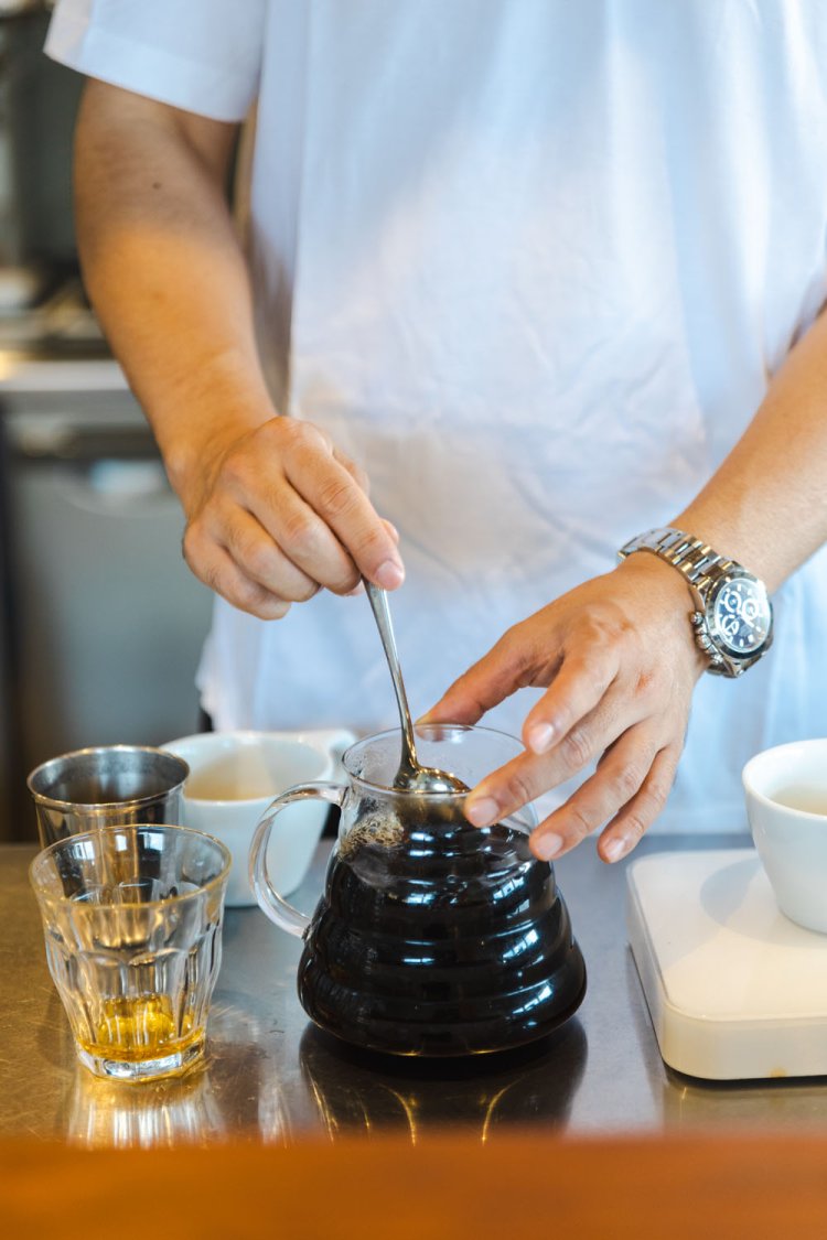 ドリップ後に少量の出がらしを加えながら味を整える。