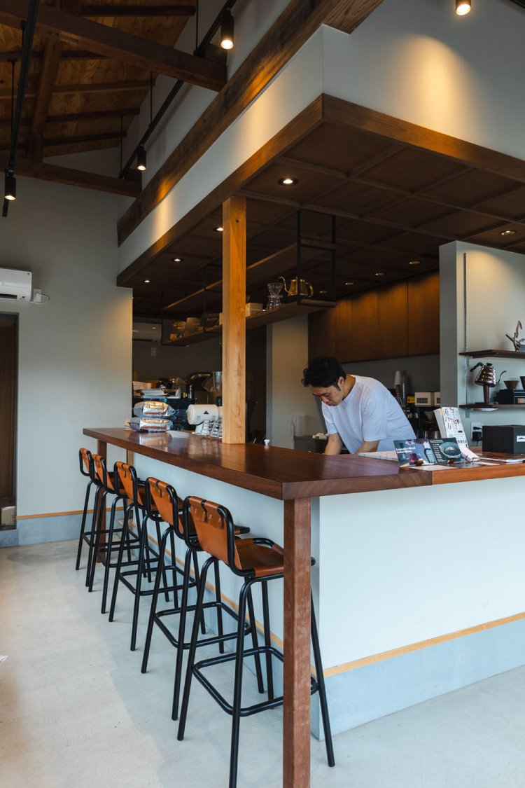 テーブルはカウンター席のみ。キッチン奥には焙煎機も設置されている。