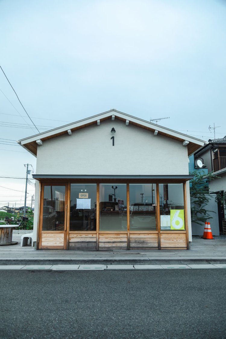 6戸の家からなるセレクト横丁・ROCCOのひとつに入居する。