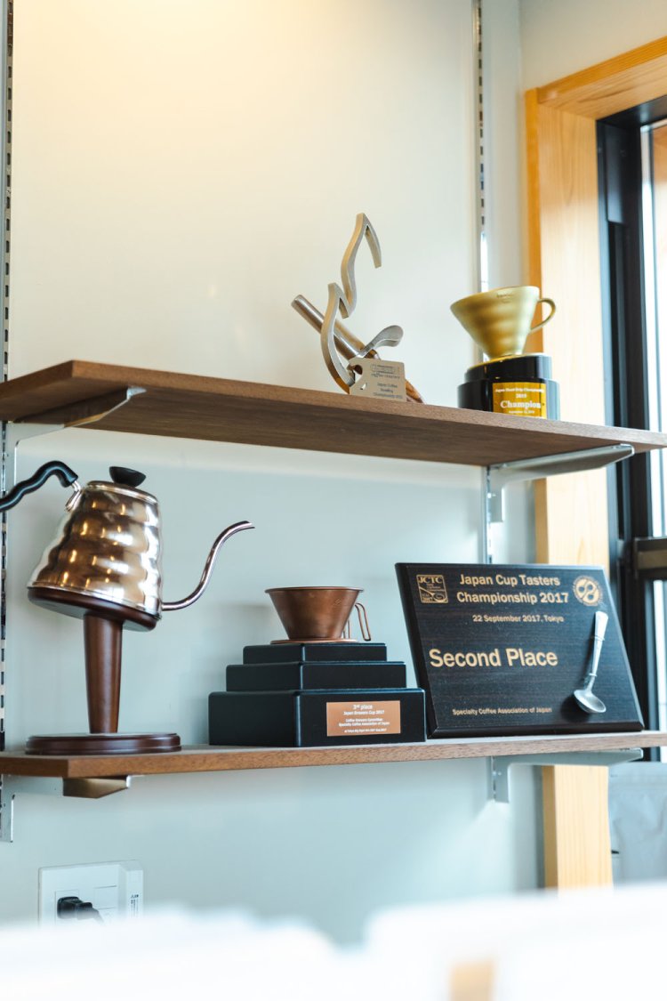 トロフィーがずらり。2024年にバリスタ大会・JBrCで2度目の優勝も。