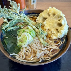 小伝馬町『そば処 おか田』。店舗移転に入院、数々のピンチにも貫き続けた立ち食いそばへの深い愛とこだわり