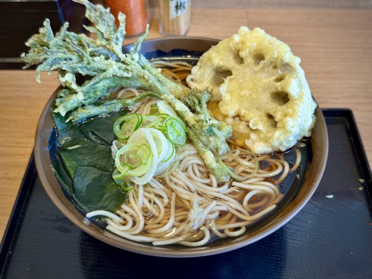 小伝馬町『そば処 おか田』。店舗移転に入院、数々のピンチにも貫き続けた立ち食いそばへの深い愛とこだわり
